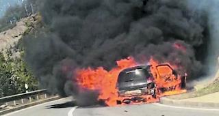 In Flammen. Am Samstag ist es auf der Simplonpassstrasse zu einem Autobrand gekommen.  