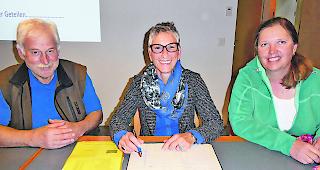 Aktiver Alp-Vorstand. Alp-Pr&auml;sident und Tierarzt Hansruedi Furrer, Kassierin Christine Beney-L&ouml;tscher, Schreiberin Lea L&ouml;tscher (von links).  