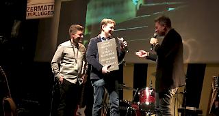 Paul-Marc Julen von Zermatt Tourismus (in der Mitte) &uuml;berreicht Rolf Furrer (links) und Thomas Sterchi (rechts) von Zermatt Unplugged symbolisch eine Steinplatte.