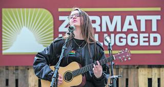 Auf der B&uuml;hne. Ihre Texte schreibt Veronica Fusaro derweil daheim im Keller.  