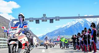 Defilee. Nach dem Durchschneiden des Bands eskortierte die Kantonspolizei die Staatsratsmitglieder Jacques Melly und Esther Waeber-Kalbermatten sowie ASTRA-Direktor J&uuml;rg R&ouml;thlisberger im dunklen Wagen durch die neue R&ouml;hre in Richtung Visp.   