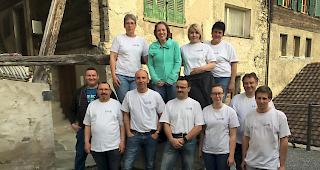 Backen wie in alten Zeiten. Die IG &laquo;Geschtjier-Holzofubrot&raquo; z&auml;hlt 17 Mitglieder. Am Samstag f&uuml;hrte das Team den inzwischen neunten traditionellen Backtag im Wefa-H&uuml;s durch.