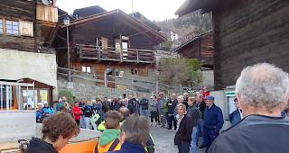 Gemeindewerk. Rund 70 Personen versammelten sich am Samstag in Albinen, um gemeinsam das Dorf herauszuputzen.