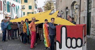 Will ein Zeichen setzen. Die Gruppe f&uuml;r eine Schweiz ohne Armee beschliesst den Kampf gegen die Neubeschaffung f&uuml;r neue Kampfjets und versenkt einen Jet aus Pappe in einer Abstimmungsurne in Solothurn.