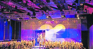 Harmonisch. Ein Bauger&uuml;st dient als B&uuml;hne f&uuml;r die f&uuml;nf Ch&ouml;re, zu ihren F&uuml;ssen spielt die Stadtmusik &laquo;Saltina&raquo;. Immer wieder werden die St&uuml;cke mit Soloeinlagen garniert, hier etwa von Sopranistin V&eacute;ronique Marty. 