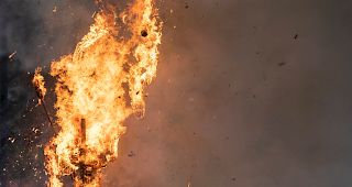 Schlechtes Omen? Der Kopf des B&ouml;&ouml;gg ist nach 20 Minuten und 31 Sekunden explodiert. Das verspricht keinen guten Sommer. In den vergangenen zehn Jahren hat es nur viermal l&auml;nger gedauert.