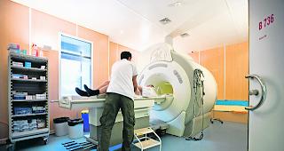 Regulierung? Ein Patient wird im Spital Sitten in einem MRI-Ger&auml;t untersucht. 