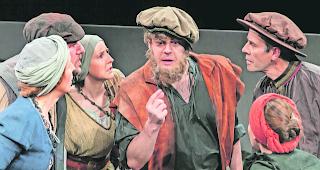 Aufruhr. Die Dorfbewohner machen Stimmung gegen die Kr&auml;uterfrau: Dagegen ist kein Kraut gewachsen und f&uuml;hrt zum Tod der Hexe.  