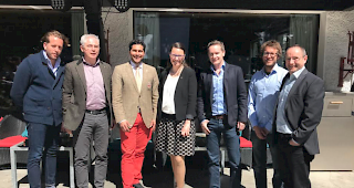 Der Hotelier-Verein Zermatt wird mit Corinne Julen (Bildmitte) erstmals von einer Frau pr&auml;sidiert.