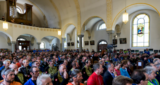 Vor dem Start zur Patrouille des Glaciers sind die Teilnehmer am Dienstagnachmittag zu einer Messe in Zermatt eingeladen worden. 