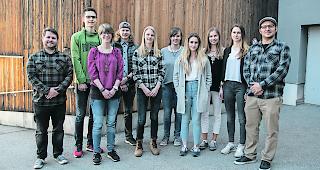 Stolz. Die Preistr&auml;ger mit den Jurymitgliedern und Lehrer Andreas Imoberdorf (links aussen) und Christian Scheuber (rechts aussen).  