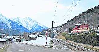 Der Standort. Der Knotenpunktbahnhof Fiesch f&uuml;r die Matterhorn Gotthard Bahn sowie die neue Luftseilbahn Fiesch-Fiescheralp kommt in diesem Dreieck zwischen Gleistrassee und Strasse Richtung Fieschertal zu stehen.  