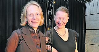 Frauenpower. Annelore Sarbach und Katharina R&ouml;ther  &ndash;  hier bei der Probe im Kellertheater  &ndash;  teilen sich im B&uuml;hnenwerk die Rolle der Anneliz und spielen weitere Figuren.  