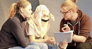 Regisseur Johannes R. Millius mit zwei seiner Darstellerinnen bei einer Probe.