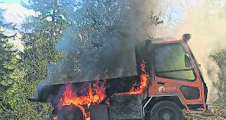 Im Kollerboden. Das brennende Kommunalfahrzeug.  