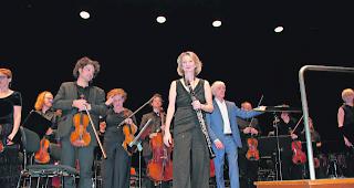 Eine Sternstunde. Das Basler Kammerorchester mit Klarinettistin Sabine Meyer (Bildmitte), Konzertmeister Daniel Bard (links) und Dirigent Giovanni Antonini (in blauem Anzug).  