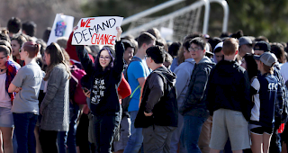 &laquo;Genug ist genug&raquo;. Morgen Freitag wollen in den USA im Rahmen des &laquo;National School Walkout&raquo; wiederum Tausende von Sch&uuml;lern gegen die lockeren Waffengesetze demonstrieren.