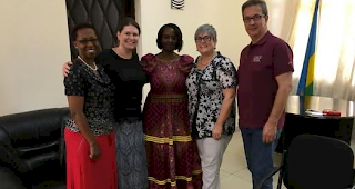 Zu Besuch in Ruanda: Dr. Donatilla Magamana, Sandra Michellod (HEdS), Dr. Jeanne Kagwiza, Anne Jacquier-Delaloye (HEdS) und Pierre-Yves Roh (HEdS). 