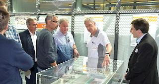 100 Jahre Suva. Der Unfallversicherer organisierte am Freitag f&uuml;r Partner und Kunden einen Rundgang durch ihre Rehaklinik in Sitten.