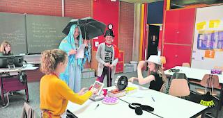 Theater-Atelier. Anfang Woche noch in den Orientierungsschulen von Vouvry und Montana, haben diese Sch&uuml;lerinnen der ersten OS ihre Gsp&auml;nli nun nach Glis mitgenommen. 