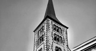 Gelungen. Seit dieser Woche prangt der Patron der Pfarrei Naters an der Pfarrkirche. 