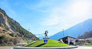 Entlastung. Durch die am Freitag offiziell er&ouml;ffnete Umfahrung bei Sembrancher soll die Verkehrssicherheit von Anwohnern und Verkehrsteilnehmern verbessert werden.  