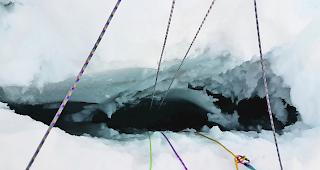 Tief. Aus dieser Spalte wurde der Bergf&uuml;hrer gerettet.  