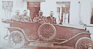 Das erste Auto im Dorf. Zuerst nicht geplant, jetzt ein bleibender Beitrag zum 1000-Jahr-Jubil&auml;um des grossen Dorfes: das Buch &laquo;Momente &ndash; Menschen in Naters&raquo;.