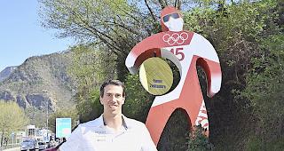 Ramon Zenh&auml;usern vor der k&uuml;rzlich enth&uuml;llten Statue.