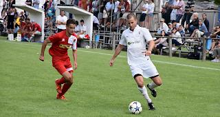 David Glenz (am Ball) und der FC Salgesch sind 3.-Liga-Spitzenreiter.
