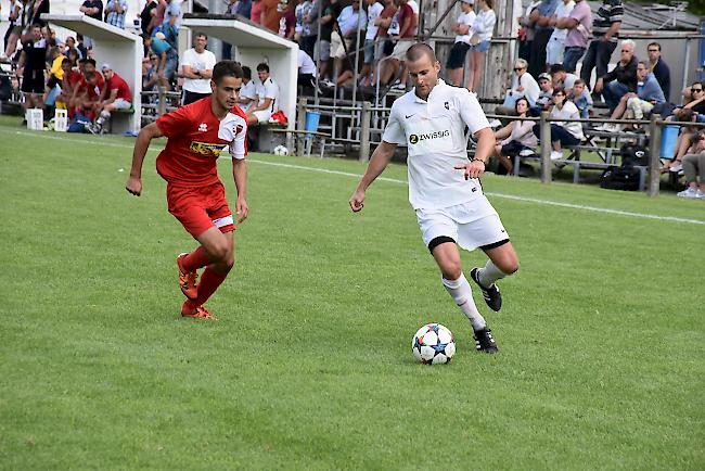 David Glenz (am Ball) und der FC Salgesch sind 3.-Liga-Spitzenreiter.
