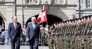 Staatsbesuch. Auf dem Berner M&uuml;nsterplatz wurde der deutsche Bundespr&auml;sident Steinmeier in Anwesenheit des Gesamtbundesrats mit milit&auml;rischen Ehren empfangen.