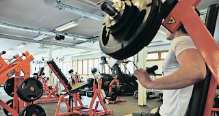 K&ouml;rperkult. Blick ins Innere des Old School Gym 24 in Glis bei Tageslicht. Gewichte stemmen geht offenbar rund um die Uhr. 