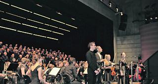 La-Poste-Saal. Die Auff&uuml;hrenden; Solisten von links sind: Dirigent Yannick Zenh&auml;usern, Muezzin Peter H&uuml;seyin Cunz, Violinistin Mirjam Rietmann, Sopran Gabriela Glaus. 