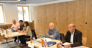 (Von rechts nach links) Gemeindepr&auml;sident Roger Kalbermatten, Projektleiter Andreas Wirth, Vize-Gemeindepr&auml;sidentin Christa Bumann, Gemeindrat Markus Supersaxo sowie Gemeindeschreiber Bernd Kalbermatten bei der heutigen Pr&auml;sentation des Mitwirkungsberichts.