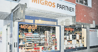 Volg &uuml;bernimmt. Als Mieterin stellt die Schweizer Detailhandelsorganisation den Fortbestand der Dorfl&auml;den in Ernen, Binn und Lax (Archivbild) sicher.