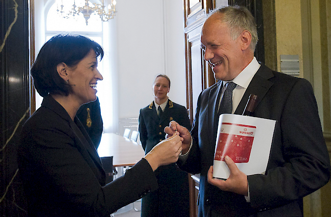 Bundespräsidentin Doris Leuthard übergibt Bundesrat Johann Schneider-Ammann den Schlüssel zum Eidgenössischen Volkswirtschafts Departement (EVD), am Dienstag, 2. November 2010 in Bern. (Archiv)