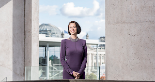 Schweizer Botschafterin in Berlin Christine Schraner-Burgener portraitiert am 28. September 2015 in der Schweizer Botschaft in Berlin.