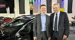 Sie strahlen Zuversicht aus: Paul Eyer, Vertreter der Garagisten, mit Amad&eacute; Fuchs, Vertreter des Oberwalliser Autogewerbes, inmitten der neuen Fahrzeuge in der Litternahalle.