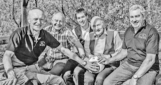 Weinliebhaber und Fussballlegende. Die bisherigen Zunftmeister mit Ehren-Rebstockbesitzer und dem offiziellen FIFA-Ball der WM von S&uuml;dafrika 2010 (von links): August Volken, Hans-Peter Kuonen, Michael Gottsponer, Sepp Blatter, Oswald Gottsponer. 