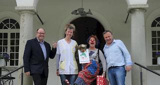 Clownin Gertrude wird bei ihrer ersten Clownvisite im St. Josefsheim von den Heimverantwortlichen herzlich willkommen geheissen.