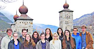 Abschied. Diese Maturandinnen und Maturanden zeigen am Freitag im Briger Kollegium ihr musikalisches K&ouml;nnen. 