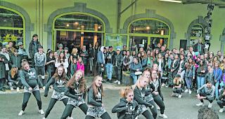 Viel Bewegung. Nicht nur die verschiedenen Tanzgruppen  &ndash;  alle Interessierten d&uuml;rfen sich am Tanzfest bewegen. 