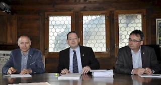 Pr&auml;sentierten die Rechnung 2017: Finanzverwalter Damian Schmid, Gemeindepr&auml;sident Franz Ruppen und Gemeindeschreiber Bruno Escher (von links).