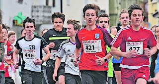 Nach dem Startschuss. Mit Tempo auf die Strecke, die Spitzenpl&auml;tze waren arg umk&auml;mpft.  