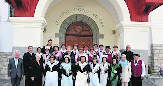 Trachtenverein. Bitte recht freundlich f&uuml;r die Trachtentradition. 