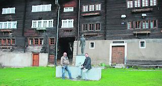 Die Kulisse. Vom Dorfplatz Niederwald zog C&auml;sar Ritz einst in die Welt  &ndash;  und baute die modernsten Hotels seiner Zeit. 100 Jahre nach seinem Tod wird es hier zur Hommage kommen. Autor Bernhard Kreuzer (links) und OK-Pr&auml;sident Reinhard Ritz freuen sich. 