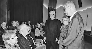 Interessiertes Publikum. Referent Professor Dr. Mario Andreotti (rechts) beantwortet dr&auml;ngende Fragen&hellip; 