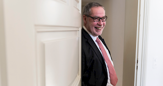 Alexander Tsch&auml;pp&auml;t war f&uuml;r seinen Witz und Schalk bekannt.