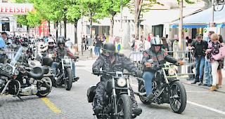 &laquo;Goudron Bike Days&raquo;. 170 Biker fuhren am Samstagnachmittag durch Brig. Zwischendurch bot sich dem Publikum Gelegenheit, die Maschinen genauer zu bestaunen oder den Trial-Fahrern zuzusehen. 